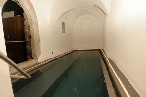 basen z wodą w pokoju z łukiem w obiekcie Hotel Kabis w mieście Funes