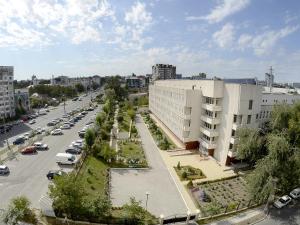 uma vista aérea de uma rua da cidade com um edifício em Apartment OneClickRent 2 SmartHouse em Chisinau