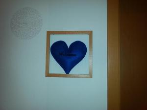 メッペンにあるCarolines Gästezimmerの青い心の壁画
