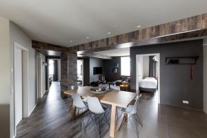 ein Wohnzimmer mit einem Tisch und Stühlen sowie ein Schlafzimmer in der Unterkunft Acco Luxury Apartments in Akureyri