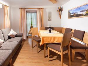 una sala de estar con una mesa y un sofá en Gästehaus Pfnürlehen, en Berchtesgaden 17 fotos más