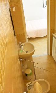 フィナーレ・リーグレにあるLucrae'のバスルーム(洗面台、トイレ付)