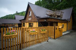 una valla de madera frente a una casa con flores en Areal Salas, en Kajlovec