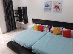 Postelja oz. postelje v sobi nastanitve Escape to Bukit Indah Legoland Retreat Your 5BR Homestay for 1-16 Guests