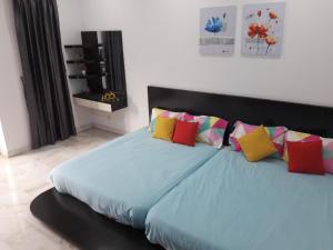 Postel nebo postele na pokoji v ubytování JB Homestay Bukit Indah WiFi CIQ Mall Legoland Free Parking + 37 fotografií