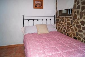 A bed or beds in a room at Casa Rural Los Cipreses