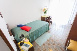 タビアーノにあるHotel Quisisanaのベッドルーム1室(ベッド1台、デスク、電話付)