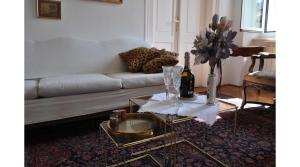 - un salon avec un canapé et une table dans l'établissement UNICA nel cuore storico di Trieste, à Trieste