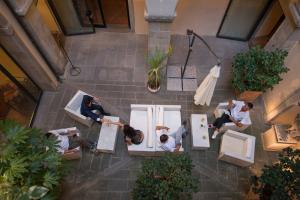 an overhead view of a group of people sitting at tables at B&B Piccolo Hotel in Cortona
