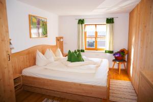 מיטה או מיטות בחדר ב-Stroblhof