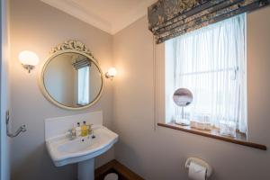 ハートランドにあるCopps Castle B&Bのバスルーム(洗面台、鏡、窓付)