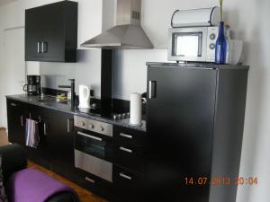 Apartmenthaus Zentrum Komfort Apartments mit Miniküchen verschiedener Größenにあるキッチンまたは簡易キッチン