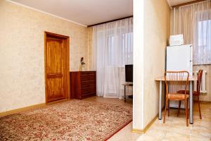 ケメロヴォにあるАпартаменты 50 Лет Октября, 24. 2+2のリビングルーム(テーブル、冷蔵庫付)