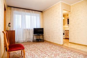 ケメロヴォにあるАпартаменты 50 Лет Октября, 24. 2+2のリビングルーム(テレビ付)、窓