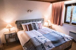 A bed or beds in a room at Steinberghaus Ferienhaus