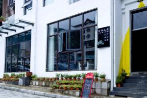 0517客栈的门面或入口