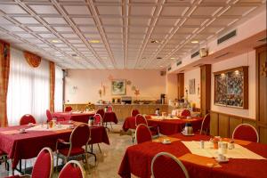 ein Esszimmer mit roten Tischen und Stühlen in der Unterkunft Hotel-Restaurant Zum Babbelnit in Mainz