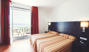 Posteľ alebo postele v izbe v ubytovaní Hotel Miramar Badalona