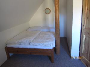 Ein Bett oder Betten in einem Zimmer der Unterkunft Horská Chata U Básníka