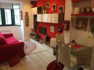 sala de estar con paredes rojas y sofá rojo en Apartamento En Pleno Centro en A Coruña