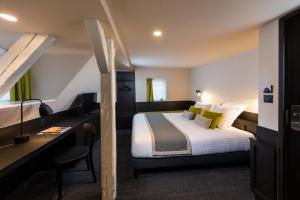 
Ein Bett oder Betten in einem Zimmer der Unterkunft Hôtel Du Dragon
