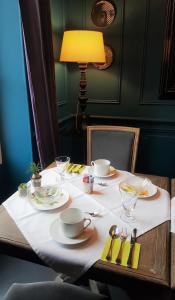 Restoran ili drugo mesto za obedovanje u objektu Chambres d'Hôtes Maison La Porte Rouge