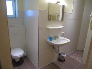 BretzfeldにあるWein- Appartements Borthのトイレと洗面台を備えた白いバスルーム +15枚の写真