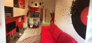sala de estar con sofá rojo y paredes rojas en Apartamento En Pleno Centro, en A Coruña