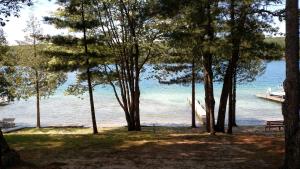 カルカスカにあるLog Cottage on Blue Lakeの水上ボートで湖の景色を望めます。
