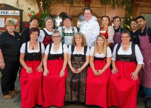 un groupe de personnes posant pour une photo dans l'établissement Hotel Gasthof Rose, à Oy-Mittelberg