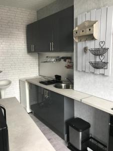 Kuchyň nebo kuchyňský kout v ubytování gite du moulin + 11 fotografií