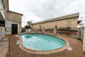 Piscina en o cerca de Motel 6 San Antonio, TX - Frost Bank Center