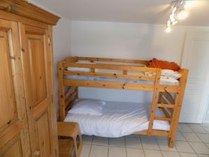 a bedroom with two bunk beds in a room at Maisonette La Quiétude in Wimereux