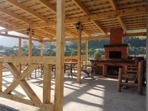 hotel "Riverside Mestia"にあるバルコニーまたはテラス