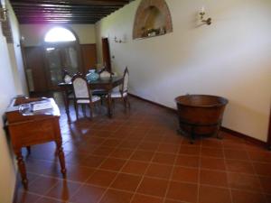 een eetkamer met een tafel en stoelen en een kamer met een vloer bij Agriturismo Boaria Bassa in Castel dʼArio