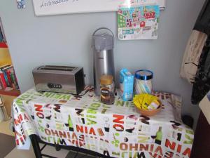 Utensilios para hacer té y café en La Casa Azul Hostel