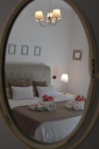 Airport & Fair Suite Apartments في فيوميتشينو: غرفة نوم بسرير كبير عليها مناشف
