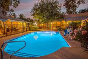 a large blue swimming pool in front of a house at My Place Suites in Wickenburg