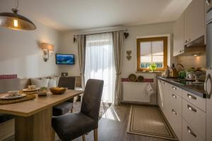 Kuchyň nebo kuchyňský kout v ubytování Landhaus Dengg