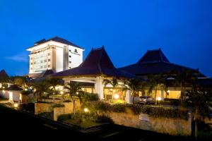 hotel z budynkiem w tle w nocy w obiekcie The Sunan Hotel Solo w mieście Surakarta