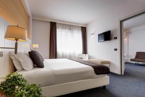Llit o llits en una habitació de iH Hotels Roma Z3