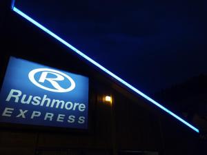 Certifikát, hodnocení, plakát nebo jiný dokument vystavený v ubytování Rushmore Express & Suites