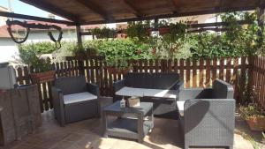 eine Terrasse mit Tisch und Stühlen und einem Zaun in der Unterkunft Beb Da Tina in Roccasecca + 7 Fotos