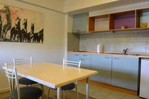 Una cocina o kitchenette en Apart Hotel Maue