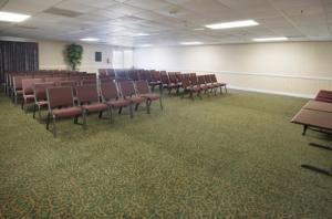 une chambre avec rangées de chaises dans un bâtiment dans l'établissement Motel 6-Warner Robins, GA, à Warner Robins