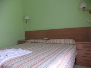 Säng eller sängar i ett rum på Pensió L'Estada