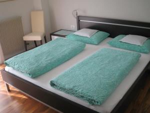 سرير أو أسرّة في غرفة في Haus Schweitzer