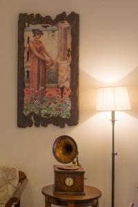 um quadro pendurado numa parede ao lado de um candeeiro em Mirtillo Apartments em Kissós