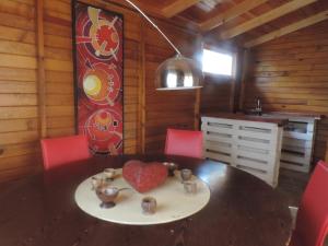 een houten kamer met een tafel met een hart erop bij Rancho los Madroños in Villa del Carbón