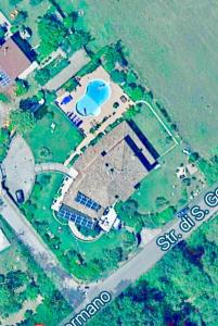 una vista aérea de una casa con un coche azul en Villa Antares en Pesaro